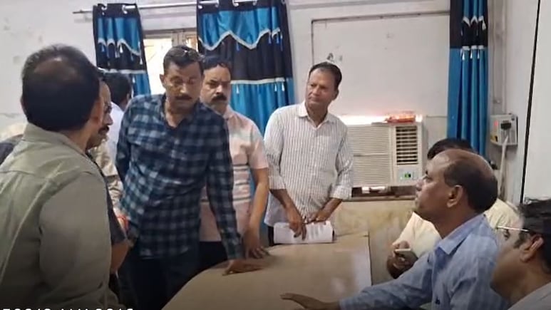 इटावा : SSP की मां के इलाज के लिए डॉक्टर को उठाकर ले गई पुलिस, आक्रोशित डॉक्टर्स ने की कार्रवाई की मांग इटावा : SSP की मां के इलाज के लिए डॉक्टर को उठाकर ले गई पुलिस, आक्रोशित डॉक्टर्स ने की कार्रवाई की मांग