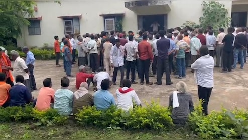 प्लांट के लिए बनाई जा रही रेल लाइन को लेकर बढ़ा विवाद, 13 गांव के ग्रामीणों में आक्रोश