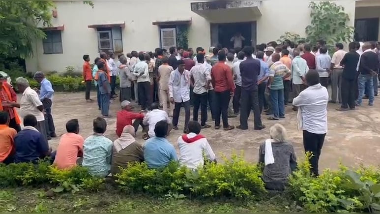 प्लांट के लिए बनाई जा रही रेल लाइन को लेकर बढ़ा विवाद, 13 गांव के ग्रामीणों में आक्रोश