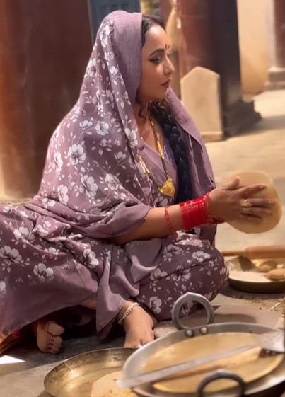 सिर पर पल्ला, चूल्हे पर रोटियां सेंकती ये एक्ट्रेस है करोड़ों की मालकिन, इंस्टाग्राम पर हैं 2.3 मिलियन फॉलोअर