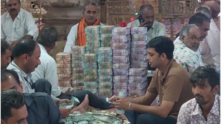 पहली बार 9 दिन तक चली चढ़ावे की गिनती, सांवलिया सेठ के दानपात्र से निकले 28 करोड़ रुपये, 143 किलो चांदी पहली बार 9 दिन तक चली चढ़ावे की गिनती, सांवलिया सेठ के दानपात्र से निकले 28 करोड़ रुपये, 143 किलो चांदी