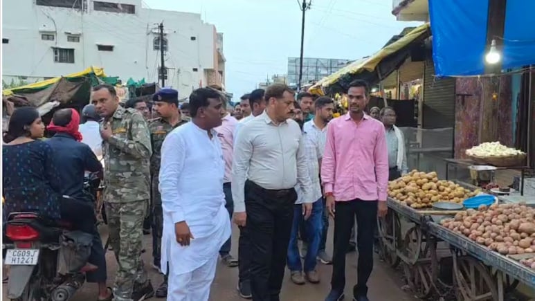कवर्धा में सड़क पर ठेला लगाने वालों पर होगी कार्रवाई, कलेक्टर ने नवीन बाजार से कर्मा माता चौक तक किया निरीक्षण