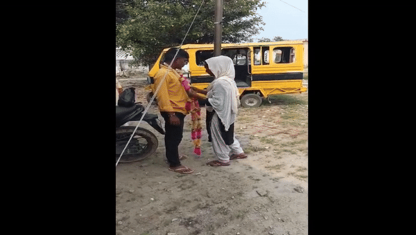 चाचा गाड़ी चलाता रहा, 'चंचल' चाची को भतीजे ने पटा लिया, फिर जो हुआ...