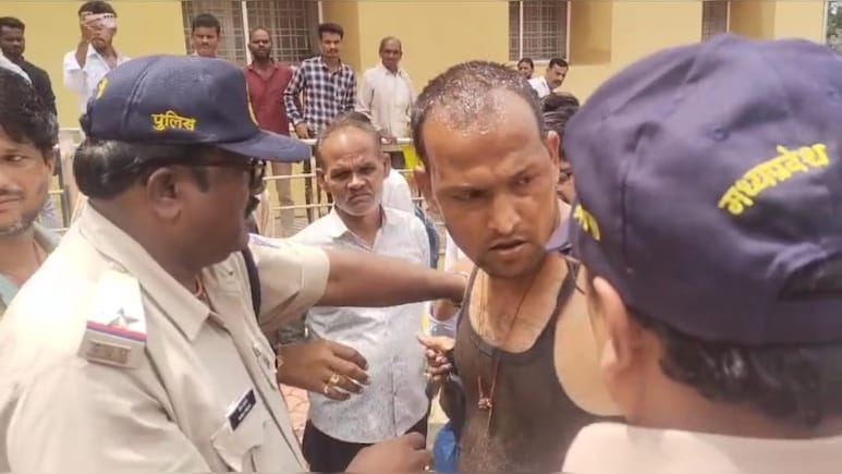 कलेक्टर की जनसुनवाई में केरोसिन लेकर पहुंचा 108 एम्बुलेंस का ड्राइवर, आत्मदाह का किया प्रयास