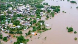 Solapur News : सोलापुरात महापूर! शाळा-कॉलेजांना सुट्टी; 38 गावांना पुराने वेढलं, सोलापूर-पुणे महामार्ग ठप्प