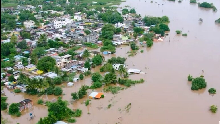 Solapur News : सोलापुरात महापूर! शाळा-कॉलेजांना सुट्टी; 38 गावांना पुराने वेढलं, सोलापूर-पुणे महामार्ग ठप्प