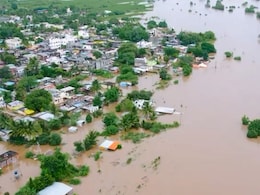 Solapur News : सोलापुरात महापूर! शाळा-कॉलेजांना सुट्टी; 38 गावांना पुराने वेढलं, सोलापूर-पुणे महामार्ग ठप्प Solapur News : सोलापुरात महापूर! शाळा-कॉलेजांना सुट्टी; 38 गावांना पुराने वेढलं, सोलापूर-पुणे महामार्ग ठप्प