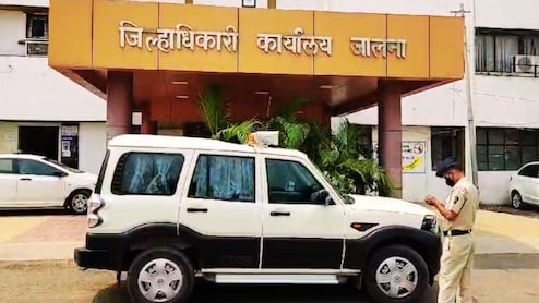 Jalna News : तलाठ्याच्या कृत्यामुळे अख्खं गाव शरमलं; सरकारी योजनेसाठी सही मागणाऱ्या जाधव कुटुंबासोबत काय घडलं?