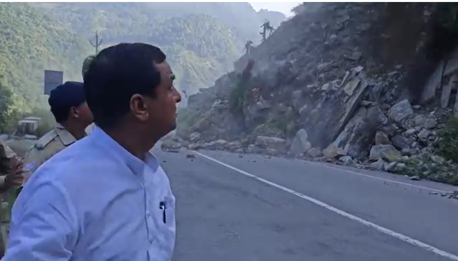 जान बचाकर भागे BJP सांसद अनिल बलूनी... बद्रीनाथ हाईवे पर भरभराकर गिरा पहाड़