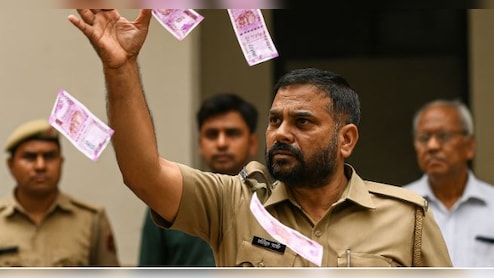 दिल्ली पुलिस का ASI रिश्वत लेते पकड़ा गया, विजिलेंस टीम के सामने हवा में उड़ाए नोट