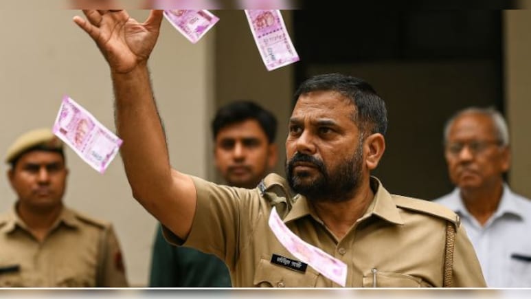 दिल्ली पुलिस का ASI रिश्वत लेते पकड़ा गया, विजिलेंस टीम के सामने हवा में उड़ाए नोट