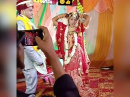 वरमाला के बाद दुल्हन भूल गई अपनी ही शादी, गुरु रंधावा के गाने पर किया ऐसा डांस कुछ नहीं कर पाया दूल्हा वरमाला के बाद दुल्हन भूल गई अपनी ही शादी, गुरु रंधावा के गाने पर किया ऐसा डांस कुछ नहीं कर पाया दूल्हा