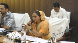 Sanjana Jatav: अफसर को मोबाइल चलाता देख सांसद संजना जाटव का चढ़ा पारा, गुस्से में  मीटिंग से बाहर जाने के लिए बोला
