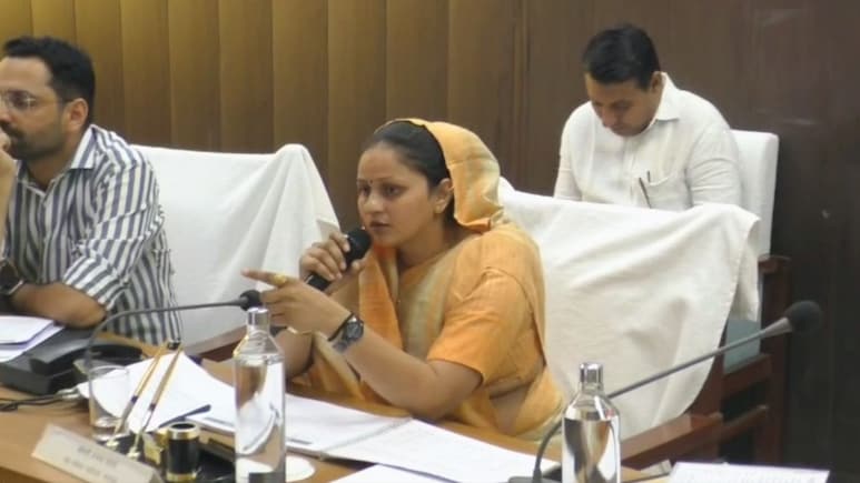 Sanjana Jatav: अफसर को मोबाइल चलाता देख सांसद संजना जाटव का चढ़ा पारा, गुस्से में मीटिंग से बाहर जाने के लिए बोला Sanjana Jatav: अफसर को मोबाइल चलाता देख सांसद संजना जाटव का चढ़ा पारा, गुस्से में मीटिंग से बाहर जाने के लिए बोला