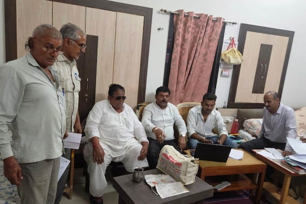 काले चश्मे में बैठा किसान काले चश्मे में बैठा किसान