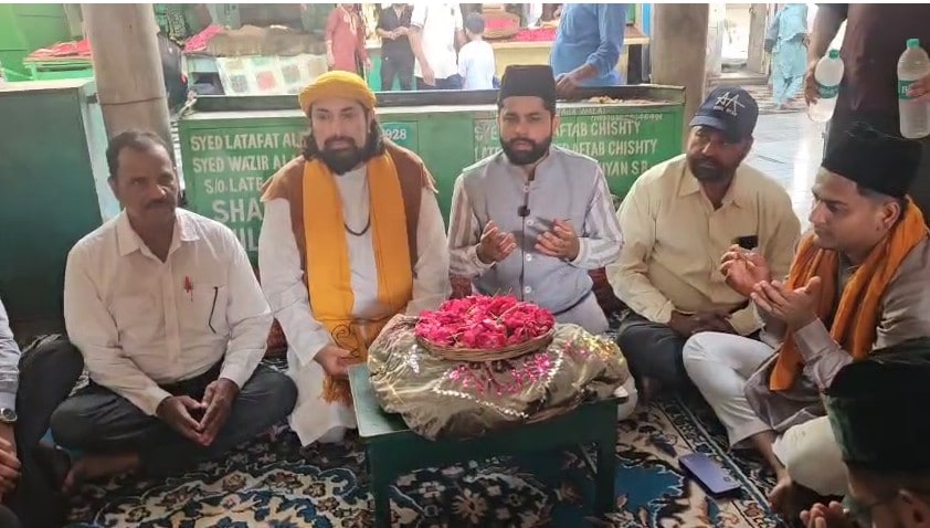 अजमेर में दरगाह में मांगी गई जीत की दुआ. अजमेर में दरगाह में मांगी गई जीत की दुआ.