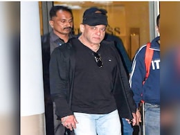 मुंबई पहुंचते ही नए क्लीन शेव लुक में नजर आए सलमान खान, तस्वीरें वायरल मुंबई पहुंचते ही नए क्लीन शेव लुक में नजर आए सलमान खान, तस्वीरें वायरल