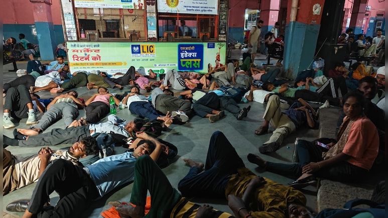 Rajasthan: परीक्षा के बाद रात भर बस स्‍टैंड पर भटकते रहे अभ्‍यर्थी, नहीं म‍िलीं रोडवेज