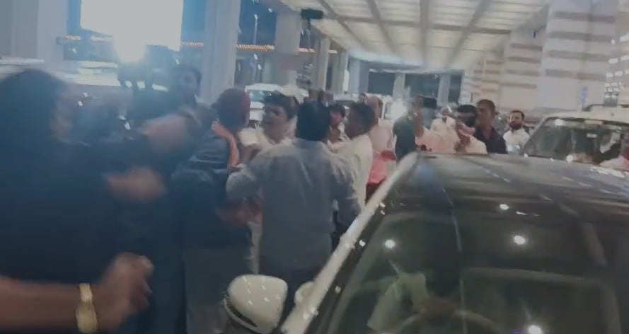 पटना एयरपोर्ट पर कांग्रेस कार्यकर्ताओं के बीच मारपीट.