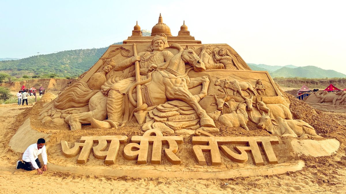 कौन थे वीर तेजाजी, पुष्कर मेले में एक लाख टन रेत से बनाई गई जिनकी सैंड आर्ट