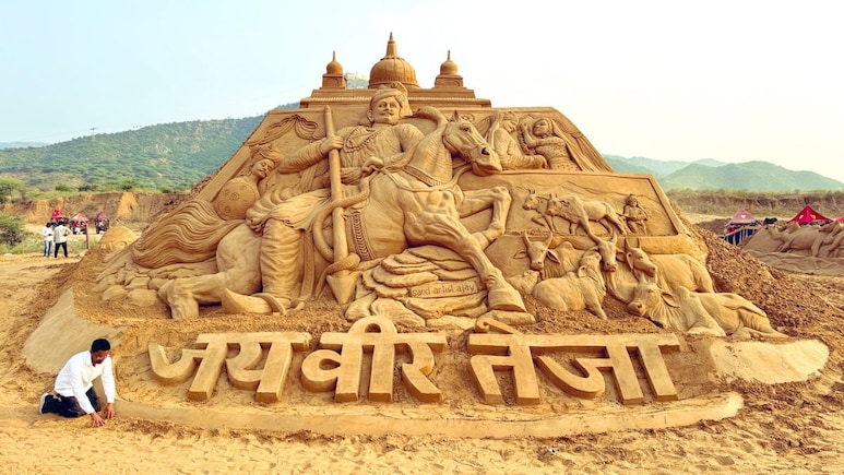 कौन थे वीर तेजाजी, पुष्कर मेले में एक लाख टन रेत से बनाई गई जिनकी सैंड आर्ट कौन थे वीर तेजाजी, पुष्कर मेले में एक लाख टन रेत से बनाई गई जिनकी सैंड आर्ट