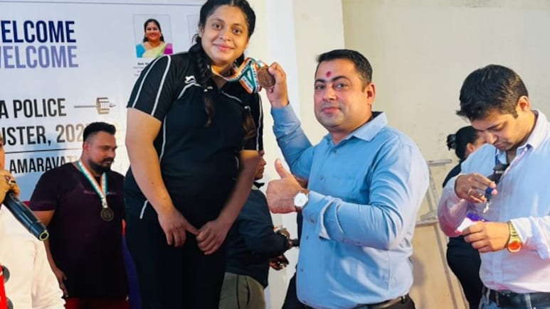 सुपरवुमन: 7 महीने की प्रेग्नेंसी में उठाया 145 किलो वजन, जीता ब्रॉन्ज मेडल सुपरवुमन: 7 महीने की प्रेग्नेंसी में उठाया 145 किलो वजन, जीता ब्रॉन्ज मेडल