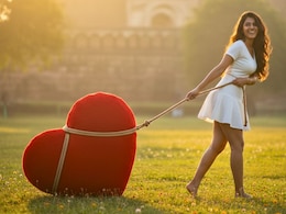 How Law Of Attraction Works: कोणालाही आपल्या प्रेमात पाडा, 5 टीप्स ज्यामुळे 'लॉ ऑफ अट्रॅक्शन' करेल झटकन काम How Law Of Attraction Works: कोणालाही आपल्या प्रेमात पाडा, 5 टीप्स ज्यामुळे 'लॉ ऑफ अट्रॅक्शन' करेल झटकन काम