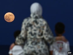 November&#039;s Supermoon Will Be The Closest Of The Year. Here&#039;s How To Spot It
