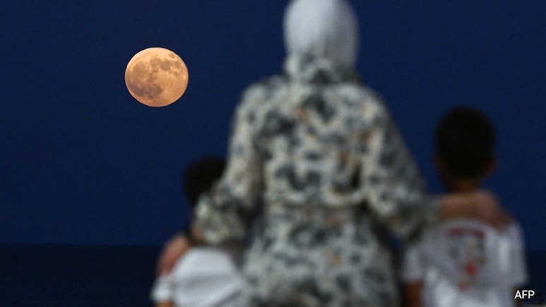 November's Supermoon Will Be The Closest Of The Year. Here's How To Spot It