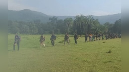Chhattisgarh Naxalites Surrender: दंतेवाड़ा में नक्सलियों का बड़ी संख्या में सरेंडर... 40 लाख के इनामी के साथ 140 नक्सलियों ने त्यागे हथियार