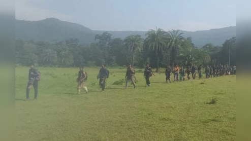 Chhattisgarh Naxalites Surrender: दंतेवाड़ा में नक्सलियों का बड़ी संख्या में सरेंडर... 40 लाख के इनामी के साथ 140 नक्सलियों ने त्यागे हथियार