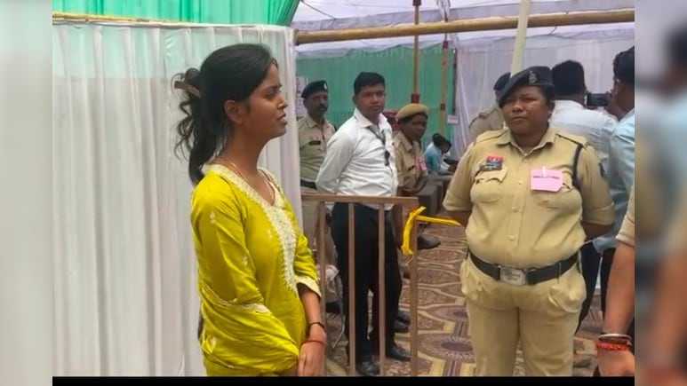 तहसीलदार पति ने दहेज के एक करोड़ मांगे, प्रेग्नेंट हुई तो गर्भपात कराया, CM से शिकायत के लिए पत्नी पहुंची तो पुलिस ने रोका  तहसीलदार पति ने दहेज के एक करोड़ मांगे, प्रेग्नेंट हुई तो गर्भपात कराया, CM से शिकायत के लिए पत्नी पहुंची तो पुलिस ने रोका