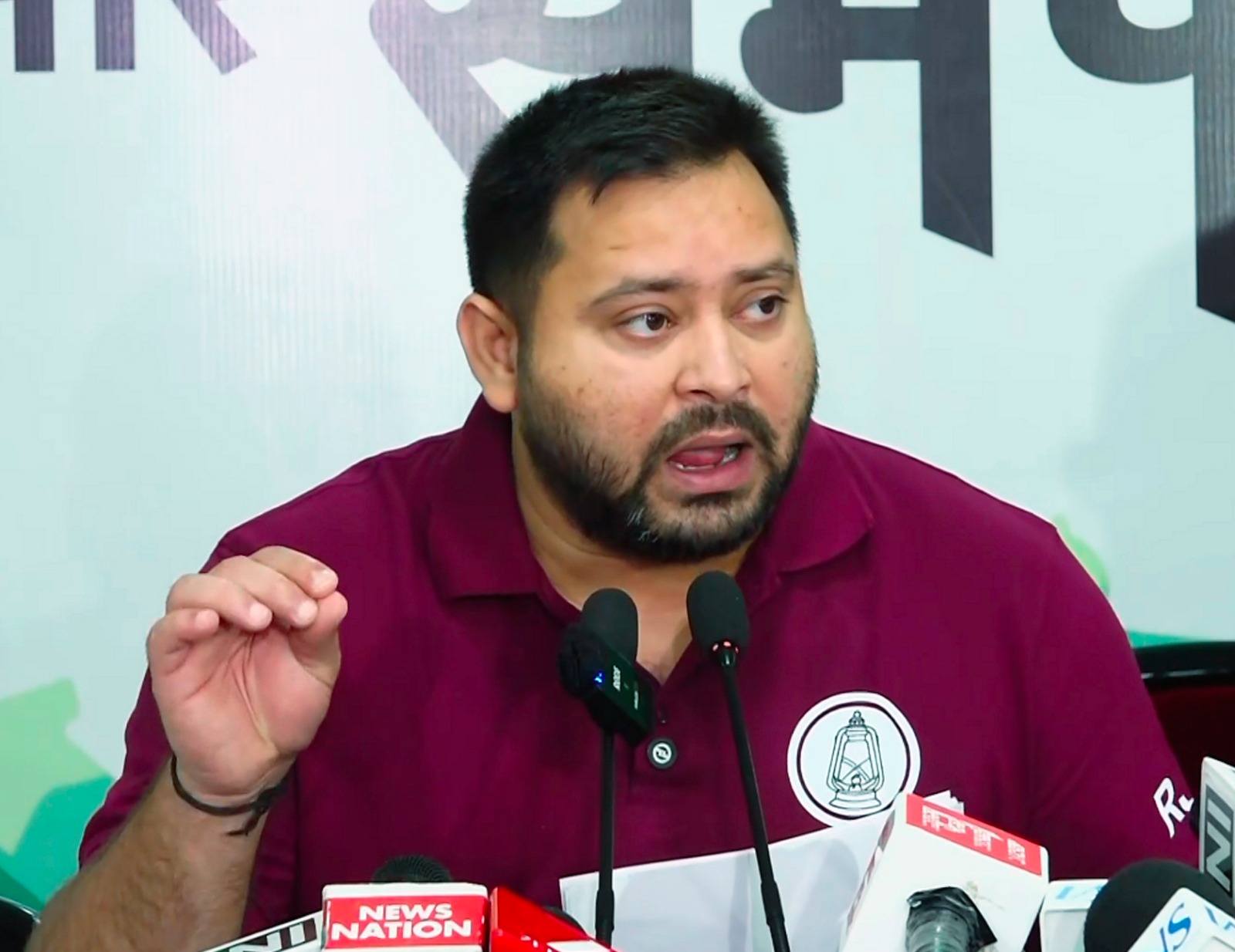 बिहार की चुनावी हवा में ऐसा क्या कि तेजस्वी को अचानक करने पड़े गए 2 बड़े वादे?