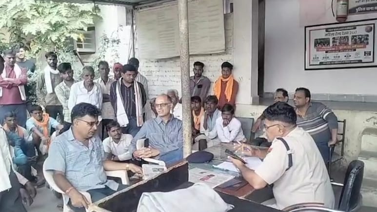 भैंस चराने गए बुजुर्ग की कुल्हाड़ी से काटकर हत्या, कान चीरकर निकाली सोने की बालियां भैंस चराने गए बुजुर्ग की कुल्हाड़ी से काटकर हत्या, कान चीरकर निकाली सोने की बालियां