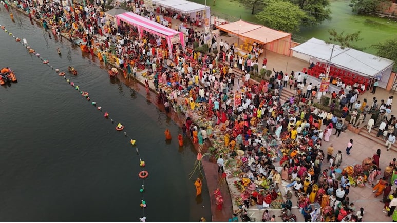 4-Day Chhath Puja Concludes With 'Usha Arghya' Across India 4-Day Chhath Puja Concludes With 'Usha Arghya' Across India