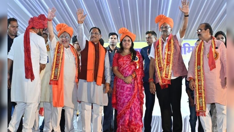 रावणभांठा और शंकरनगर दशहरा उत्सव में शामिल हुए CM साय, भव्य आतिशबाजी देखने उमड़ी भारी भीड़ रावणभांठा और शंकरनगर दशहरा उत्सव में शामिल हुए CM साय, भव्य आतिशबाजी देखने उमड़ी भारी भीड़
