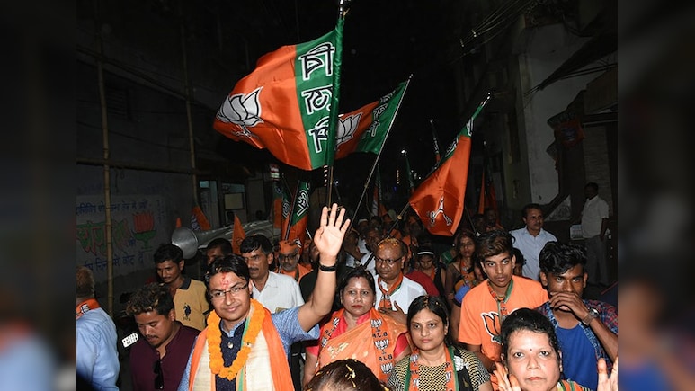 दार्जिलिंग में बीजेपी सांसद के काफिले पर हुआ हमला, ममता सरकार पर साधा निशाना दार्जिलिंग में बीजेपी सांसद के काफिले पर हुआ हमला, ममता सरकार पर साधा निशाना
