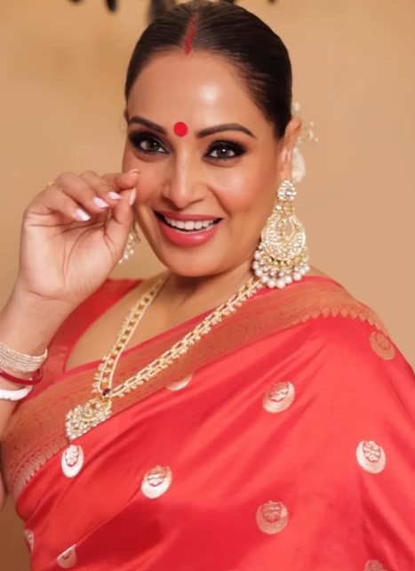 Bipasha Basu Joins Viral <i>Bipasha</i> Song Trend With Daughter Devi: "Mamma Trying To Be Glam"