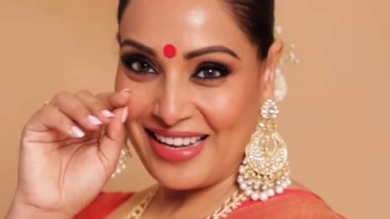 Bipasha Basu Joins Viral <i>Bipasha</i> Song Trend With Daughter Devi: "Mamma Trying To Be Glam"