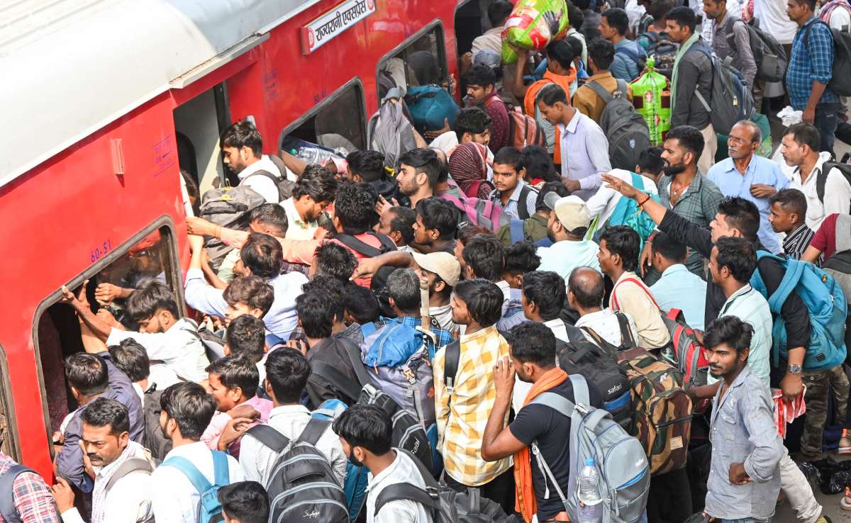 दिवाली-छठ पर घर वापसी की होड़: स्टेशनों पर उमड़ा सैलाब, 10-12 घंटे तक इंतजार