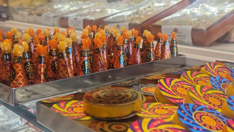 Rajasthan: ये बम है या मिठाई? राजस्थान के इस शहर में धड़ल्ले से बिक रही चकरी-अनार वाली मिठाई, जानें कितनी है कीमत