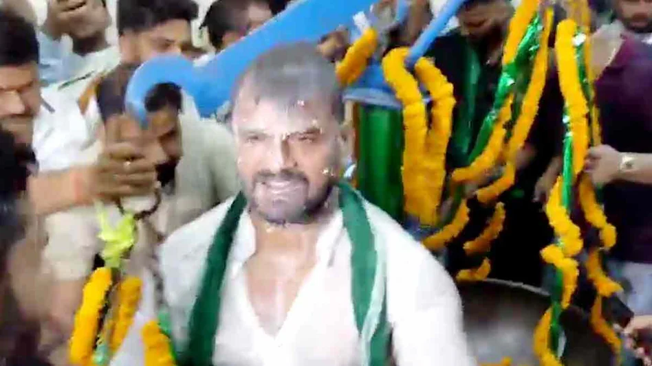 बिहार LIVE: खेसारी लाल यादव को समर्थकों ने दूध से नहलाया और सिक्कों से तोला
