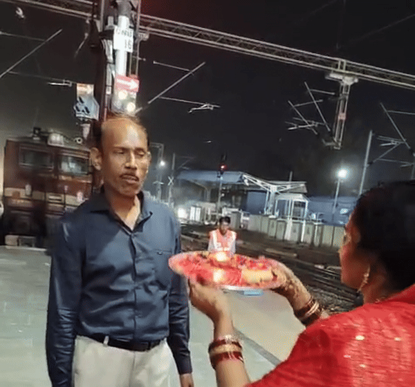 न छुट्टी मिली, न शिकवा हुआ... पत्नी ने कानपुर स्टेशन पहुंचकर मनाया करवा चौथ, वीडियो हुआ वायरल