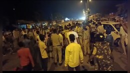 अपहरण कांड पर मचा बवाल, आक्रोशित भीड़ ने सड़क जाम कर गाड़ियों में की तोड़फोड़, ASP पर पत्थर फेंकने का प्रयास