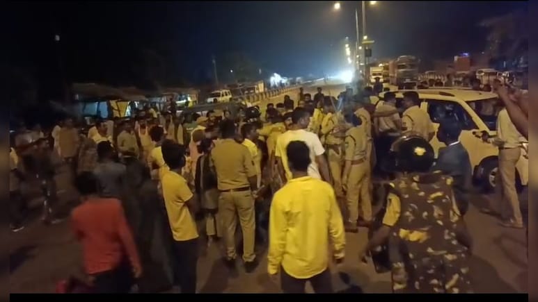 अपहरण कांड पर मचा बवाल, आक्रोशित भीड़ ने सड़क जाम कर गाड़ियों में की तोड़फोड़, ASP पर पत्थर फेंकने का प्रयास अपहरण कांड पर मचा बवाल, आक्रोशित भीड़ ने सड़क जाम कर गाड़ियों में की तोड़फोड़, ASP पर पत्थर फेंकने का प्रयास