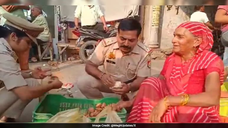 धनतेरस पर दो पुलिसवालों ने बुज़ुर्ग अम्मा से खरीदे सारे दीये, वीडियो ने जीता लोगों का दिल धनतेरस पर दो पुलिसवालों ने बुज़ुर्ग अम्मा से खरीदे सारे दीये, वीडियो ने जीता लोगों का दिल