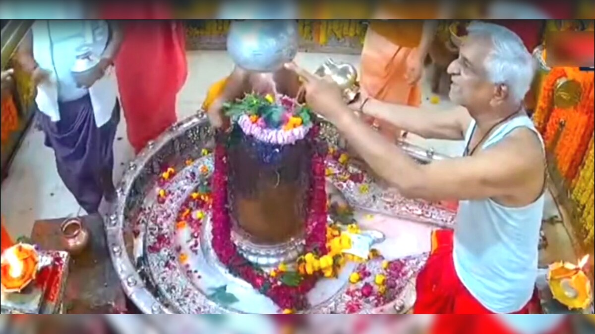 बाबा महाकाल के गर्भ गृह में महंत और पुजारी भिड़े ! फेटा उतारने की बात पर  हुई धक्का-मुक्की, जांच शुरू | ujjain mahakaal mandir garbh grih mein mahant  pujari feta vivad