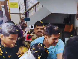 Thane News : ठाणे पालिकेतील लाचखोर अधिकाऱ्यावर फुलांचा वर्षाव, नेमकं काय घडलं?  Thane News : ठाणे पालिकेतील लाचखोर अधिकाऱ्यावर फुलांचा वर्षाव, नेमकं काय घडलं?