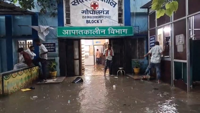 इमरजेंसी के गेट पर घुटने तक बारिश का पानी. इमरजेंसी के गेट पर घुटने तक बारिश का पानी.