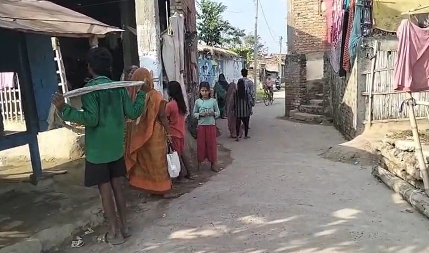 रंजन पाठक के गांव मलाही में लोग. रंजन पाठक के गांव मलाही में लोग.